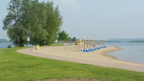 Una platja amb filera de caires blaus i un aulet.