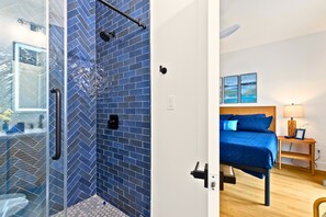2 habitaciones, escritorio y tabla de planchar con plancha 