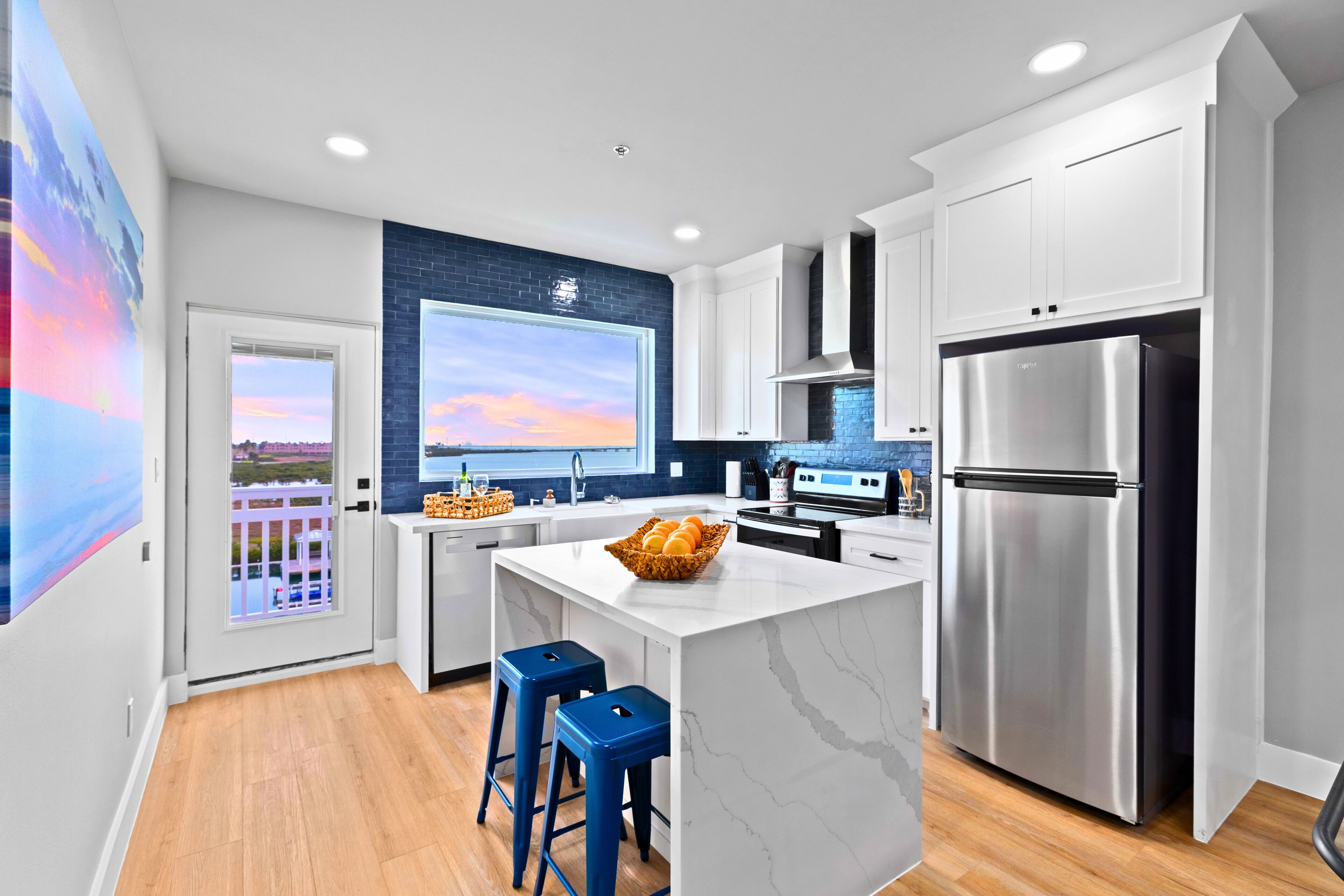 冷蔵庫、電子レンジ、オーブン、コンロ