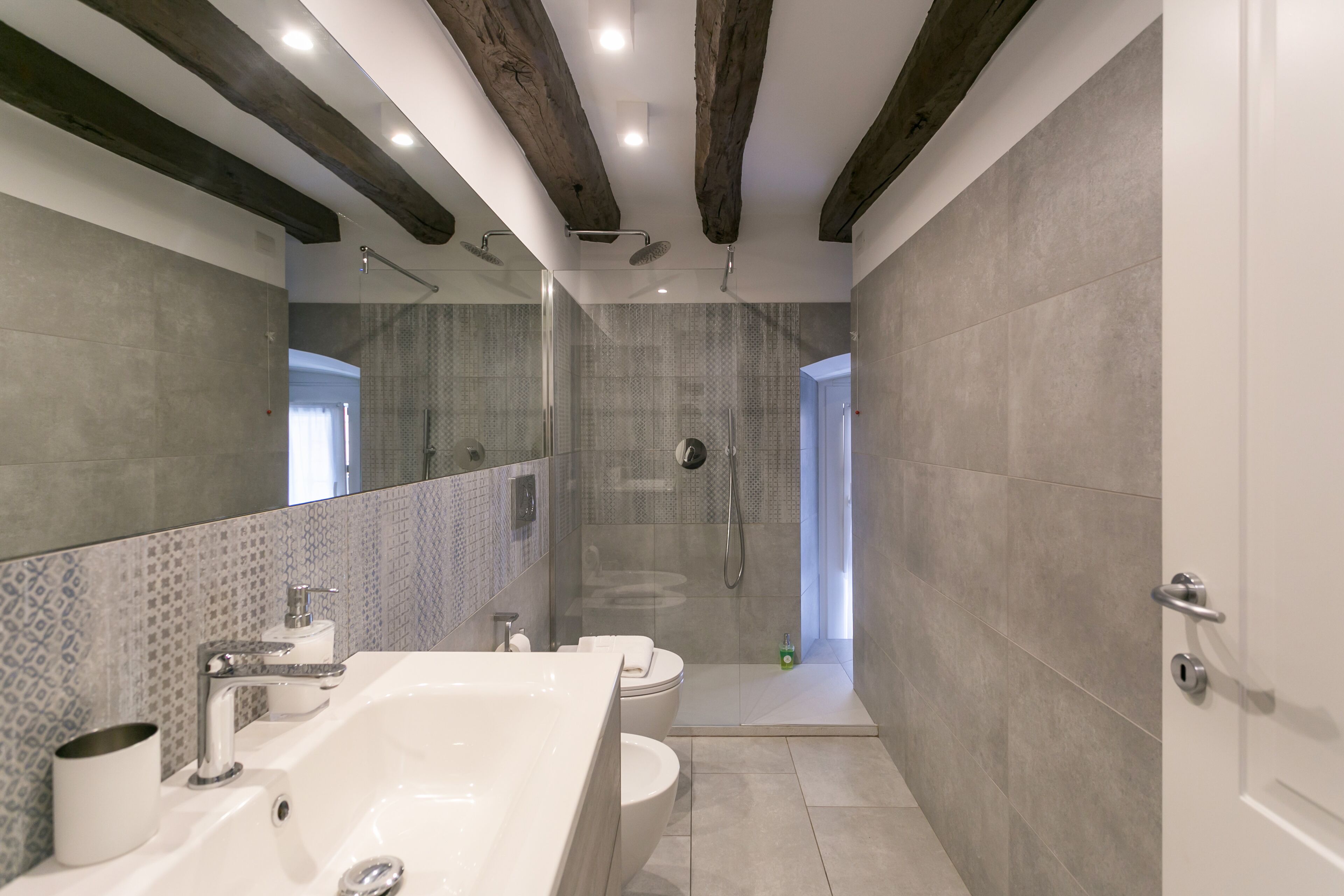 Deluxe Apartment | Bathroom