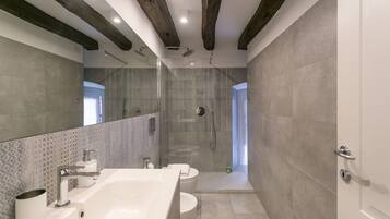 Deluxe Apartment | Bathroom
