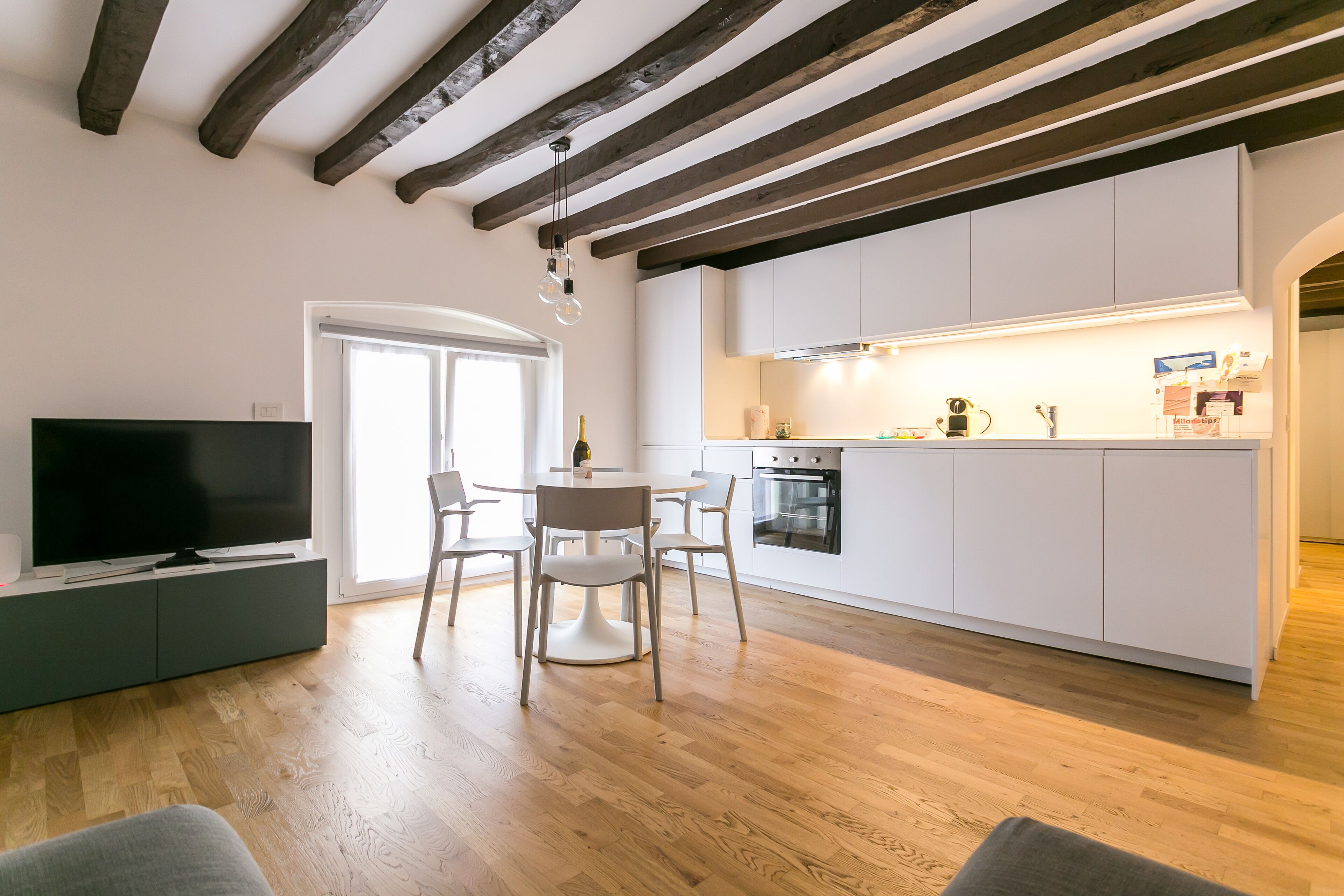 Deluxe Apartment | Living area | 50-inch flat-screen TV with satellite channels, Netflix