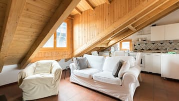 Appartamento Romantico | Area soggiorno | TV a schermo piatto 50 pollici con canali satellitari, Netflix