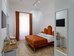 Superior driepersoonskamer | Een bureau, verduisterende gordijnen, geluiddichte muren