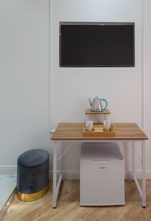 Escritorio, cortinas blackout y sistema de insonorización 