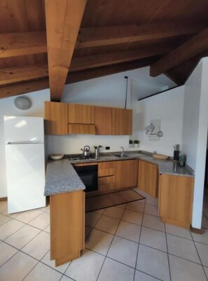 Réfrigérateur, four, plaque de cuisson, bouilloire électrique