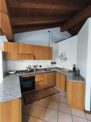 Kühlschrank, Ofen, Herdplatte, Wasserkocher