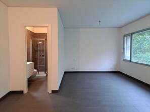 Studio – design | Oppholdsområde | En 32-tommers Flatskjerm-TV med Parabol-TV