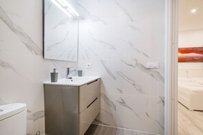 Shower, towels, soap, shampoo - Piso 80 Pasos de Playa (Lloret de Mar)
