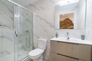 Shower, towels, soap, shampoo - Piso 80 Pasos de Playa (Lloret de Mar)