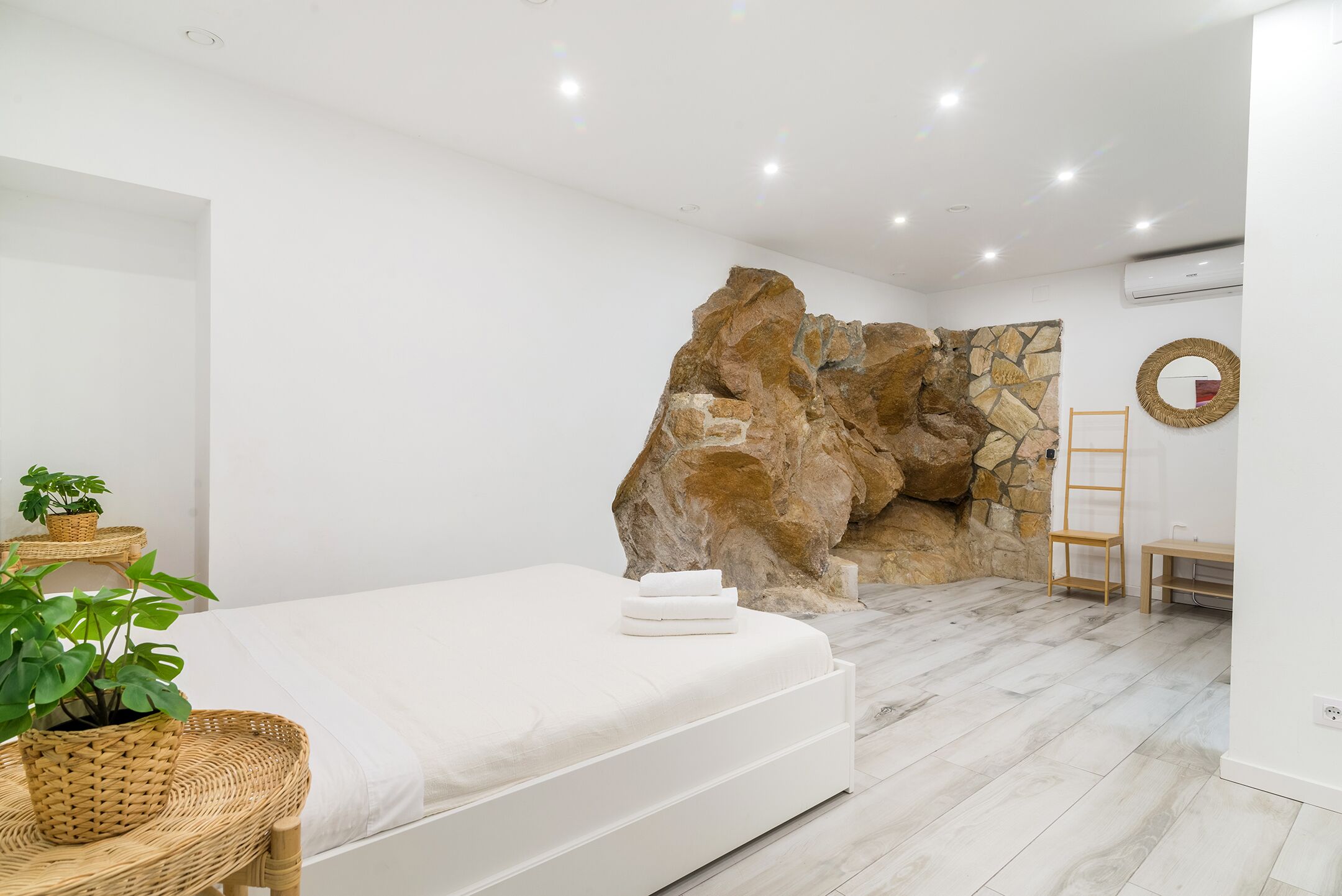 1 habitación, tabla de planchar con plancha, wifi gratis y ropa de cama 