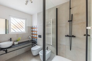 Shower, hair dryer, bidet, towels - Villa Duna, few steps to beach and clear sea, seaview terrace, sleeps 8, Puglia (Puglia)