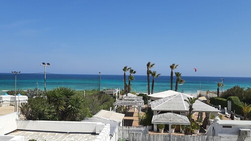 Villa Duna, few steps to beach and clear sea, seaview terrace, sleeps 8, Puglia