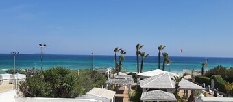 Villa Duna, few steps to beach and clear sea, seaview terrace, sleeps 8, Puglia