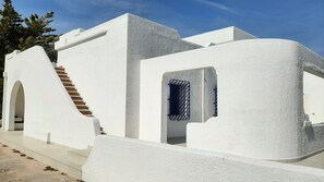 Property grounds - Villa Duna, few steps to beach and clear sea, seaview terrace, sleeps 8, Puglia (Puglia)