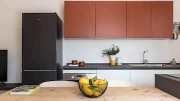 Frigorifero, microonde, forno, piano cottura