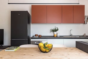 Køleskab, mikrobølgeovn, ovn, kogeplade