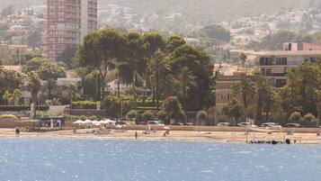 Beach nearby, white sand, 4 beach bars