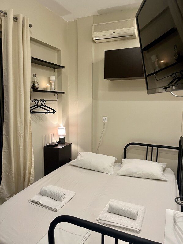 1 habitación, tabla de planchar con plancha, wifi gratis y ropa de cama