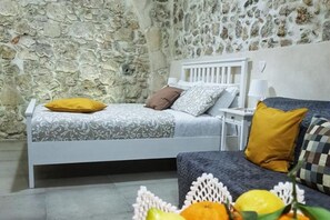 1 bedroom, WiFi, bed sheets - Essentia Rooms Ortigia Holidays (Siracusa)