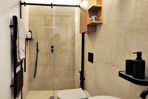 Shower, hair dryer, bidet, towels