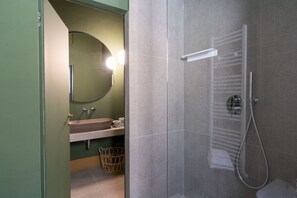 Dusche, kostenlose Toilettenartikel, Haartrockner, Bidet