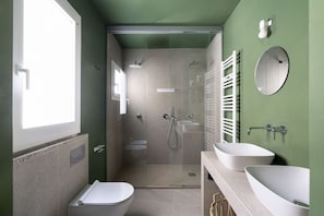 Douche, articles de toilette (gratuits), séchoir à cheveux, bidet