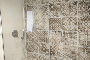 Dusche, Haartrockner, Bidet