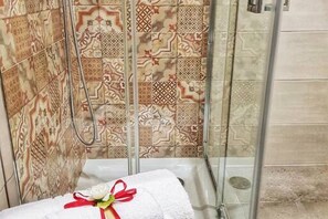 Douche, sèche-cheveux, bidet, serviettes fournies