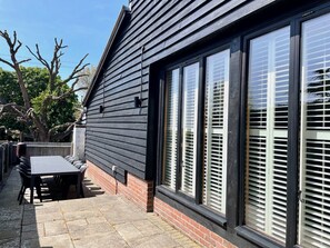 Outdoor dining - The Cart Lodge at Lee Wick Farm Cottages (Clacton on Sea)