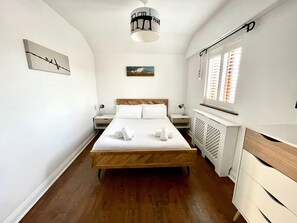 4 Schlafzimmer, Schreibtisch, Bügeleisen/Bügelbrett, Reisekinderbett