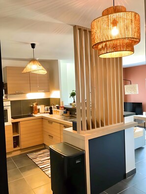 冰箱、微波炉、烤箱、炉灶