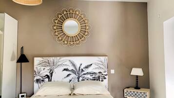 1 chambre, bureau, fer et planche à repasser, lit parapluie