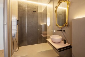 Dusche, Haartrockner, Bidet