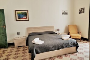 1 bedroom, desk, WiFi