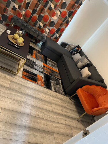 Cosy home with private parking 