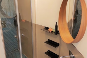 Dusche, kostenlose Toilettenartikel, Haartrockner, Bidet