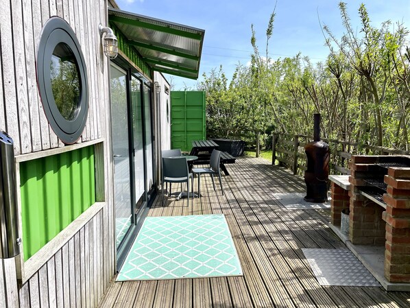 Outdoor dining - Green CargoPod - sleeps 2 adults only or 2 adults and 2 kids (Clacton on Sea)