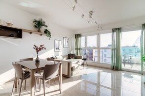 Apartamento conforto | Área de estar | TV de tela plana 32 polegadas com canais via satélite