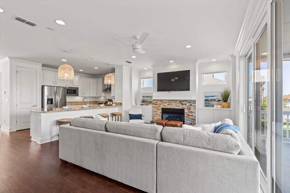 TV, offices - Ocean View Oasis w/ Heated Pool for Large Groups (Jacksonville Beach)