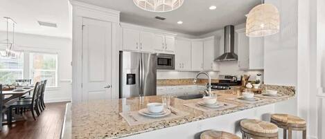 ثلاجة، ميكروويف، فرن، موقد طهي مسطح