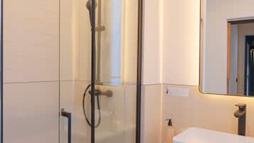 Ducha, secador de pelo, toallas, jabón
