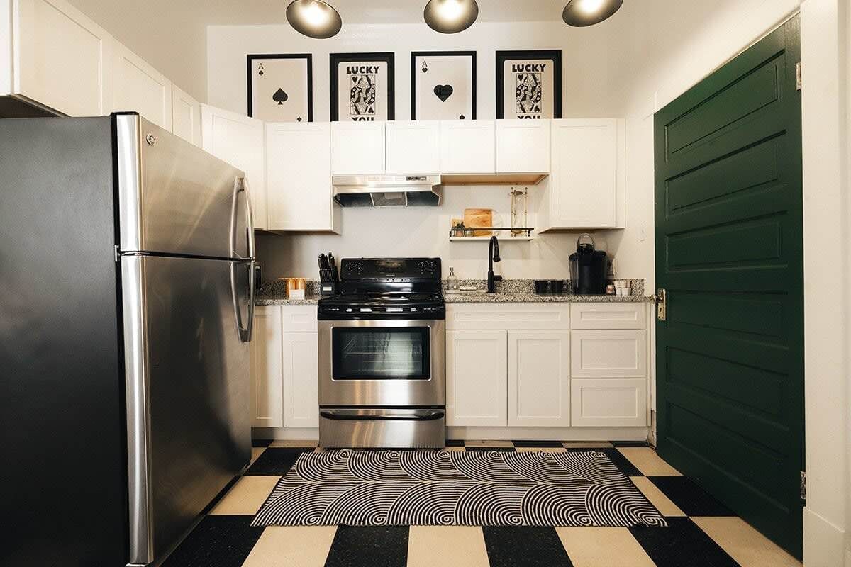 Knox Vegas Vibes: Your Stylish Downtown Retreat