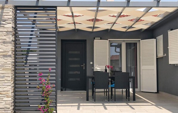 Outdoor dining - 2 bedroom stunning home in Marcana (Marcana)