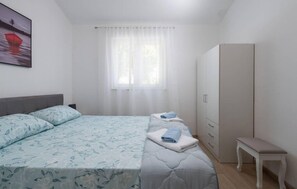 2 habitaciones, tabla de planchar con plancha y cuna de viaje 