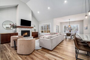 Una Smart TV, una chimenea, videojuegos, un futbolín