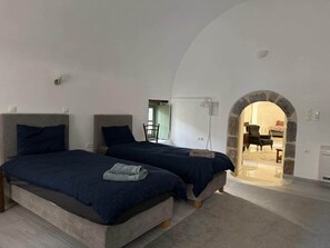 2 slaapkamers, een kluis op de kamer, een strijkplank/strijkijzer, wifi