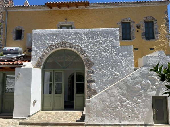 Exterior - Alexander House Apartment 1 (Leonidi)