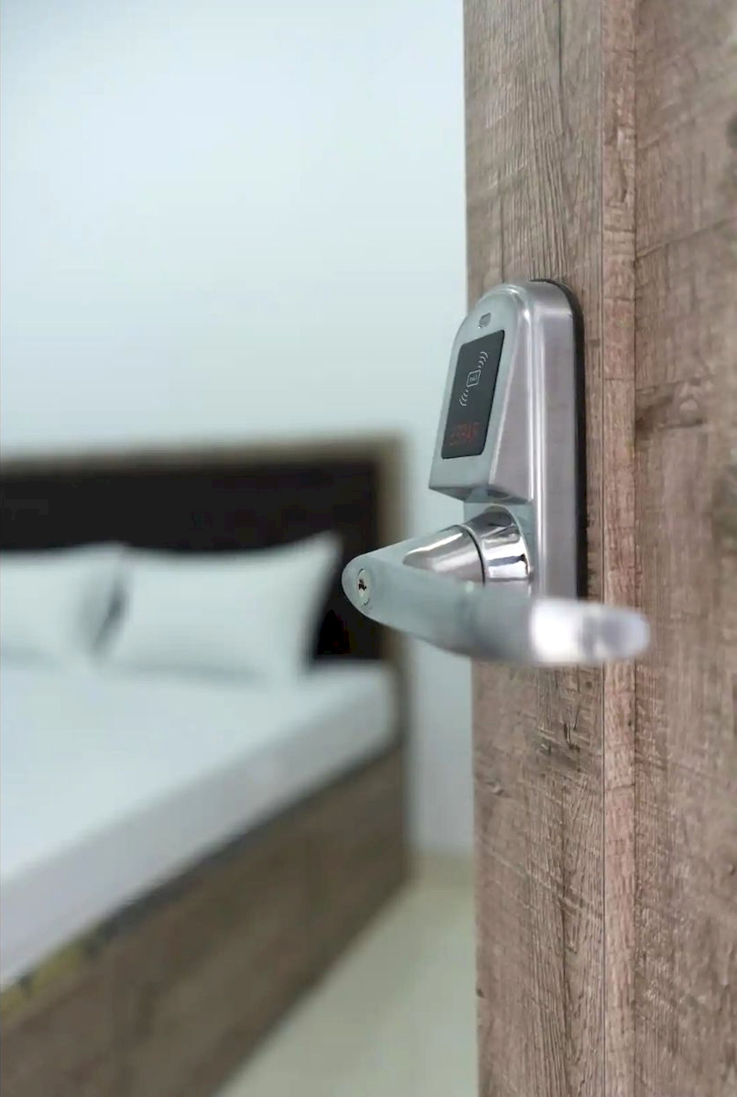 Una puerta moderna con cerradura digital y manija.