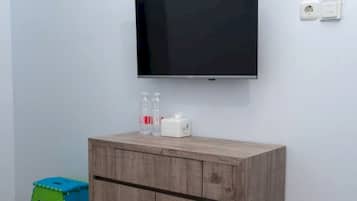 Laptop workspace, free WiFi, bed sheets